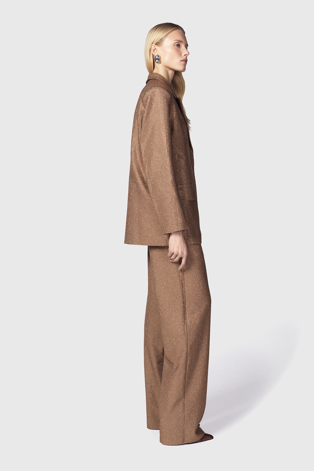 Imarya-giacca-over-doppiopetto-cammello-beige-e-pantalone-in-satin-con-strass-Twentyfourhaitch_4_4.jpg