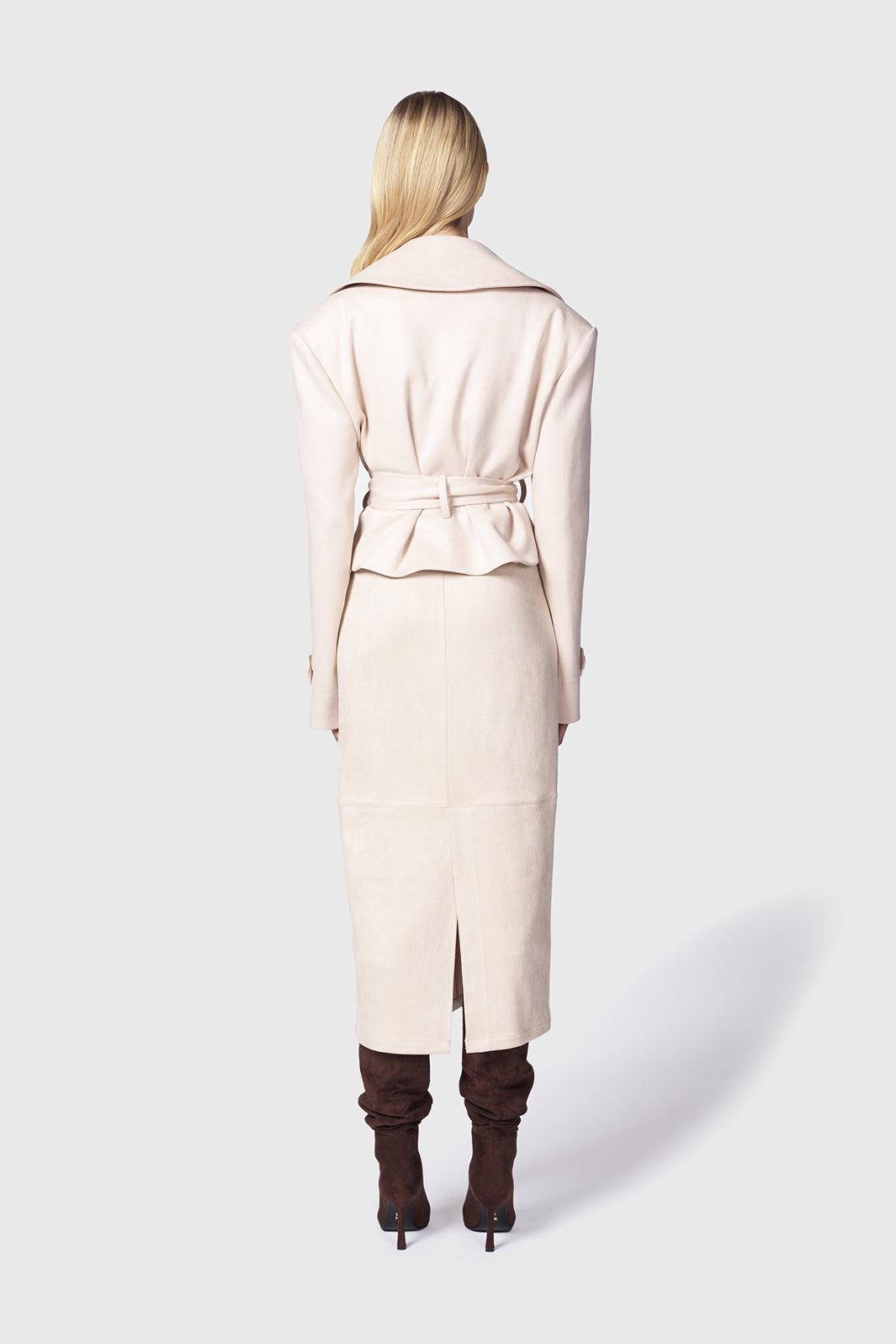 Nevra-giacca-doppiopetto-corto-beige-in-effetto-camoscio-e-gonna-in-matching-Twentyfourhaitch_1_2.jpg