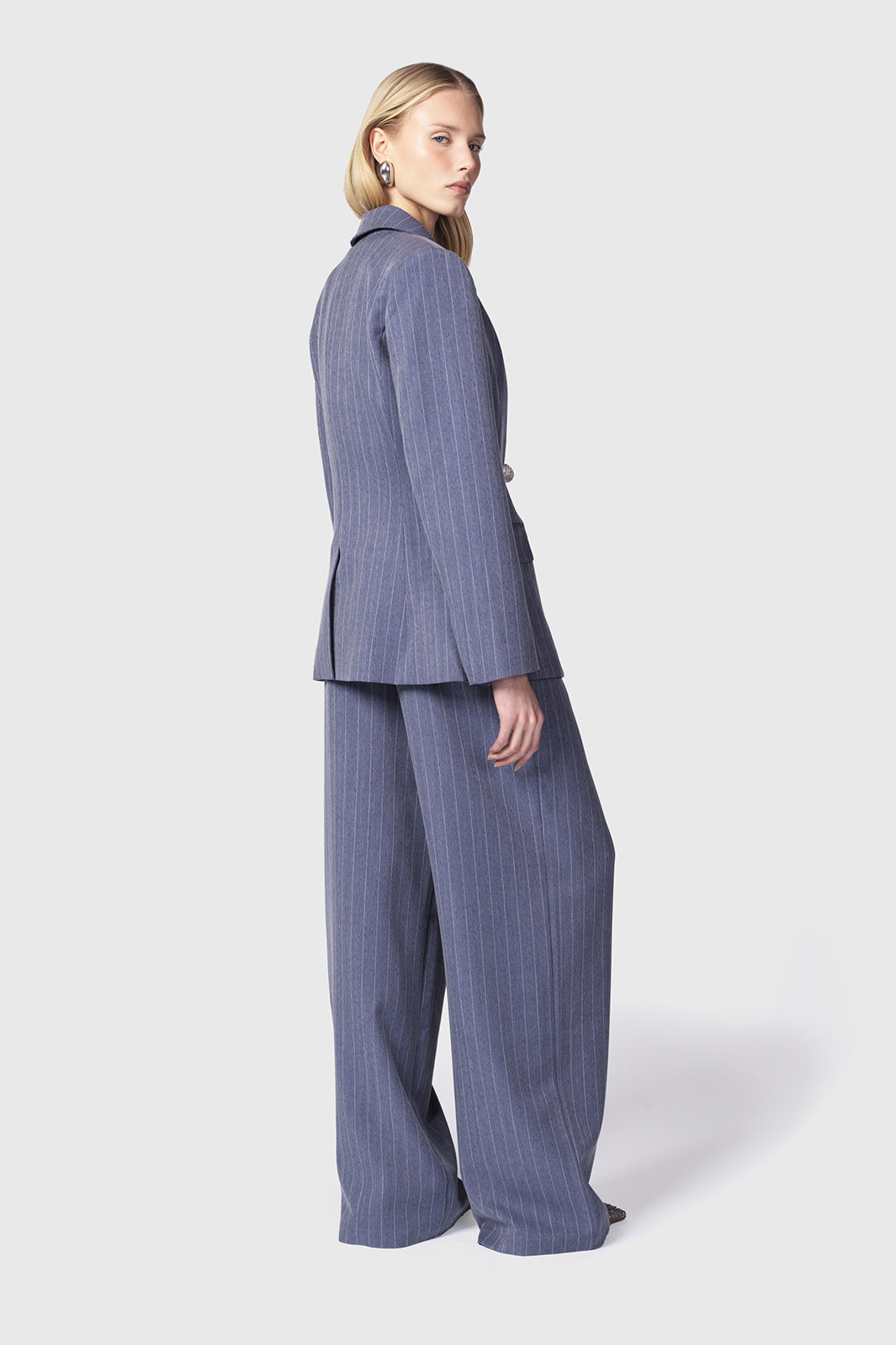 Nimuria-giacca-aderente-blu-in-gessato-con-strass-Twentyfourhaitch_1_2_532cbd5d-a28c-4393-9bfa-f37367253590.jpg