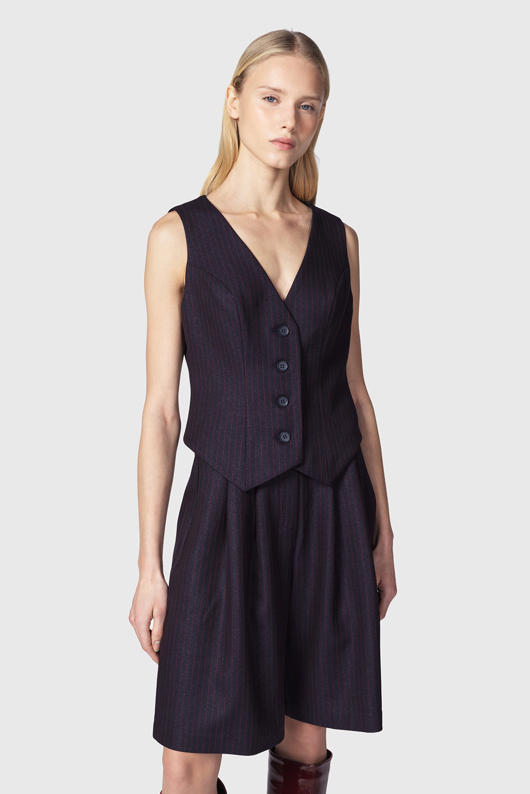 Olviane-gilet-oversize-monopetto-blu-in-gessato-Twentyfourhaitch_4.jpg