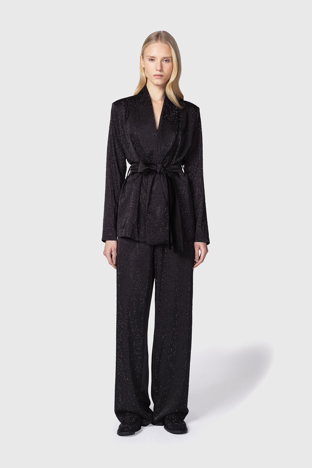 Vortea-giacca-nero-in-satin-con-strass-Twentyfourhaitch_1_2.jpg