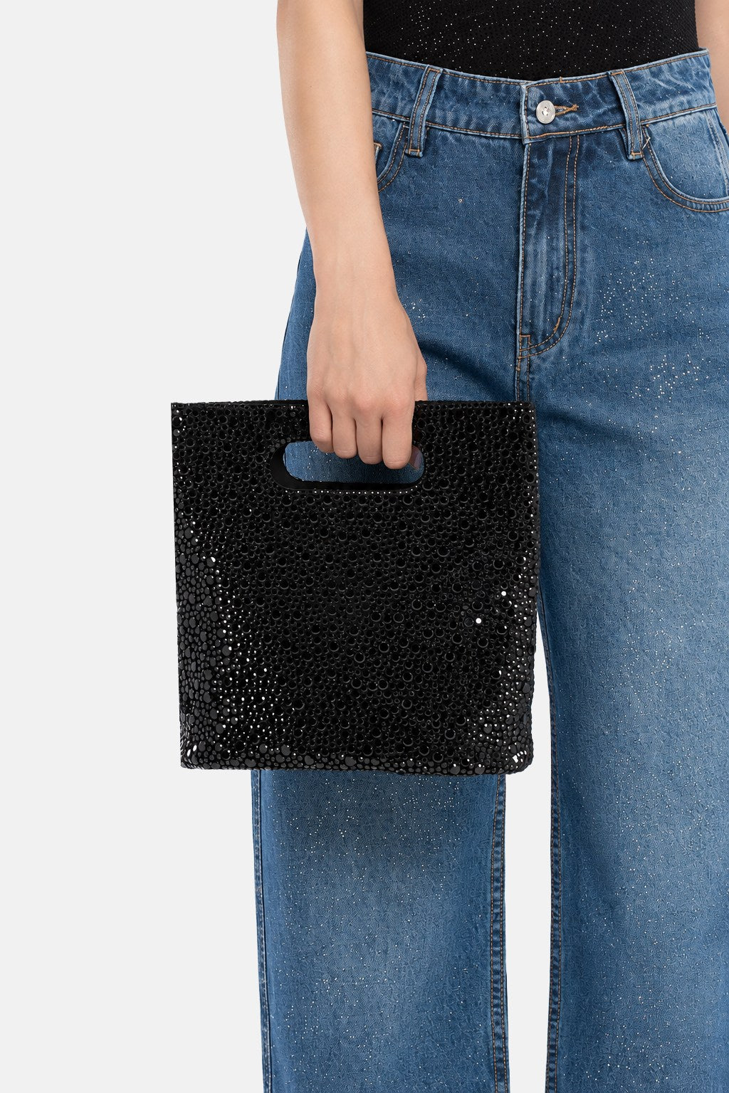 Briva – borsa a secchiello nera | TWENTYFOURHAITCH – indossata dalla modella