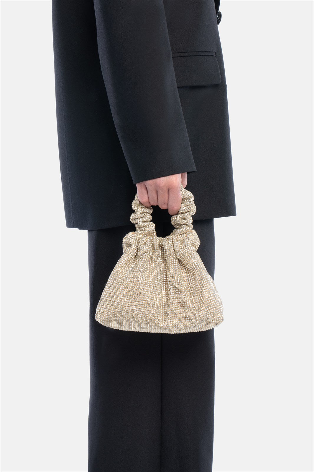 Angel Aura – borsa pouch oro | TWENTYFOURHAITCH – indossata dalla modella