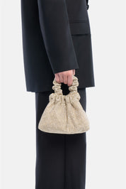 Angel Aura – borsa pouch oro | TWENTYFOURHAITCH – indossata dalla modella