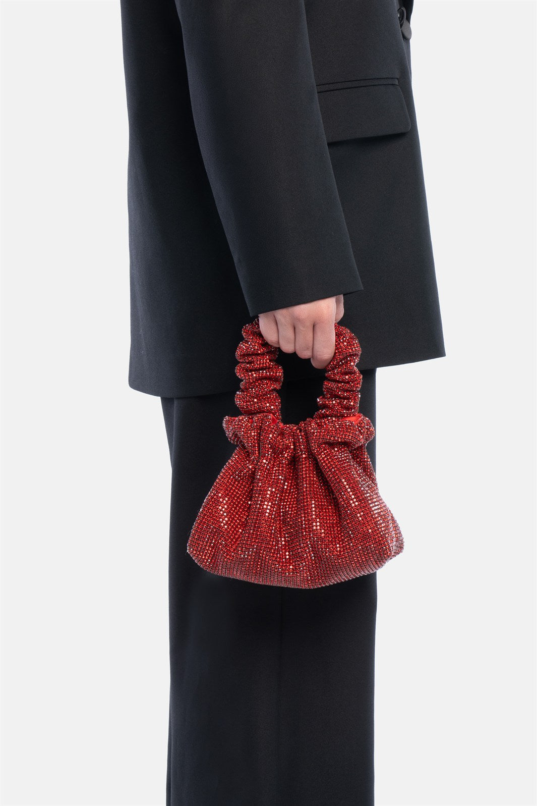 Angel Aura – borsa pouch rossa | TWENTYFOURHAITCH – indossata dalla modella
