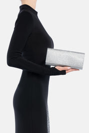 Clutch argento french 75, portata a mano dalla modella. TWENTYFOURHAITCH.