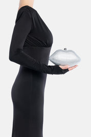 Clutch bocca ylenor argento, portata a mano dalla modella. TWENTYFOURHAITCH.