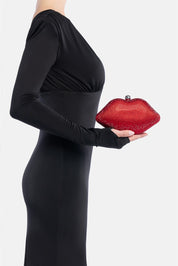 Ylenor – clutch a forma di bocca rossa | TWENTYFOURHAITCH – indossata dalla modella
