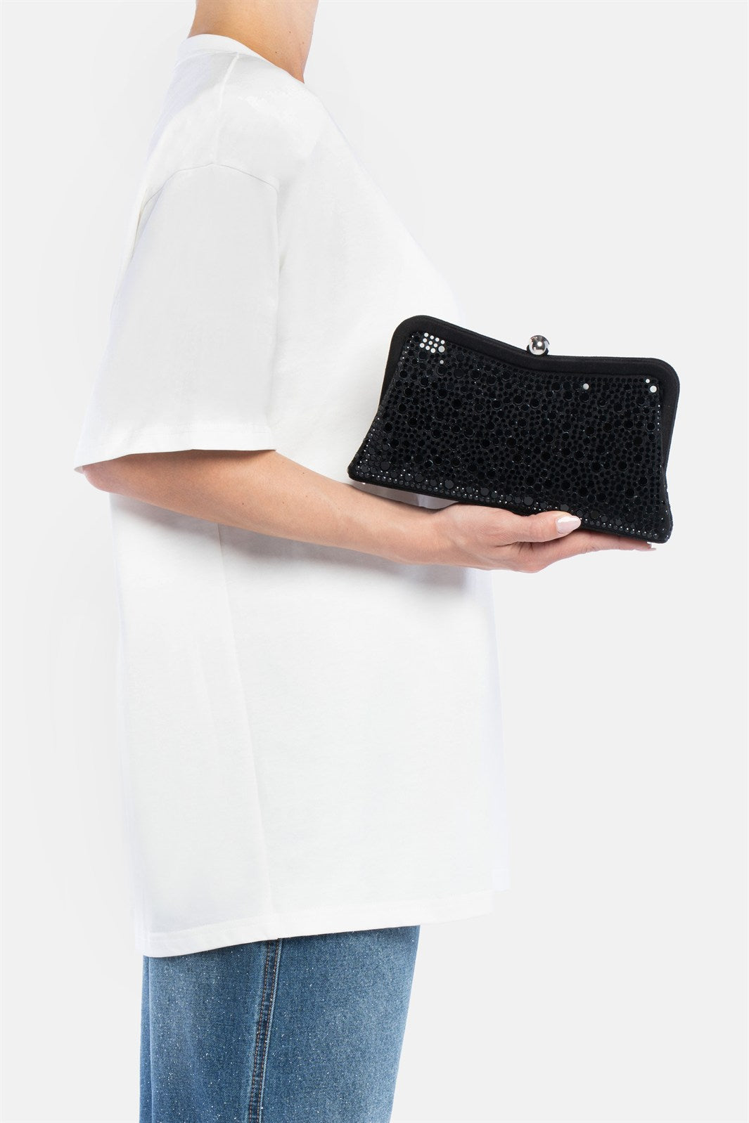Elinea – clutch nera | TWENTYFOURHAITCH – indossata dalla modella