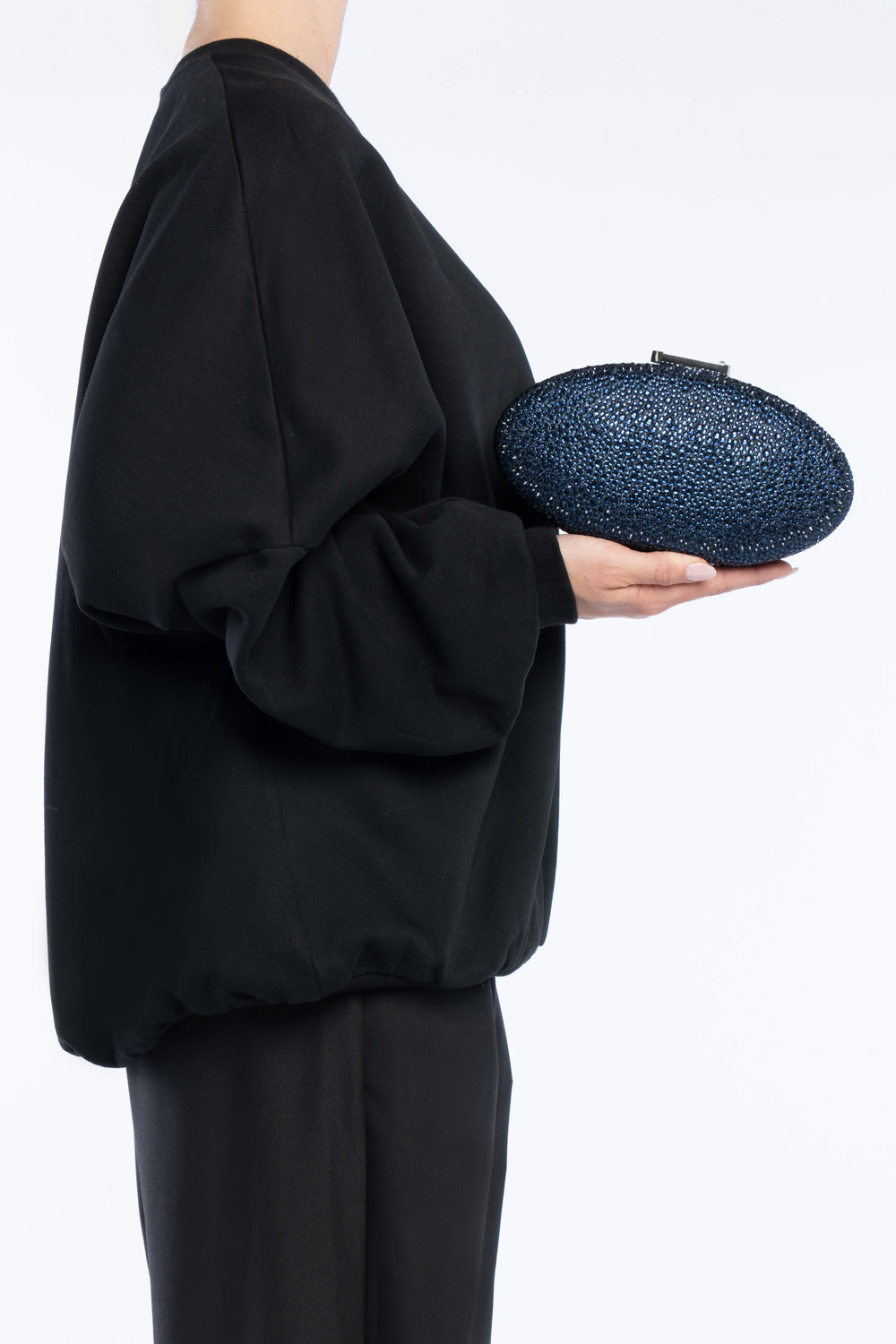 Clutch indare blu, portata a mano dalla modella. TWENTYFOURHAITCH.