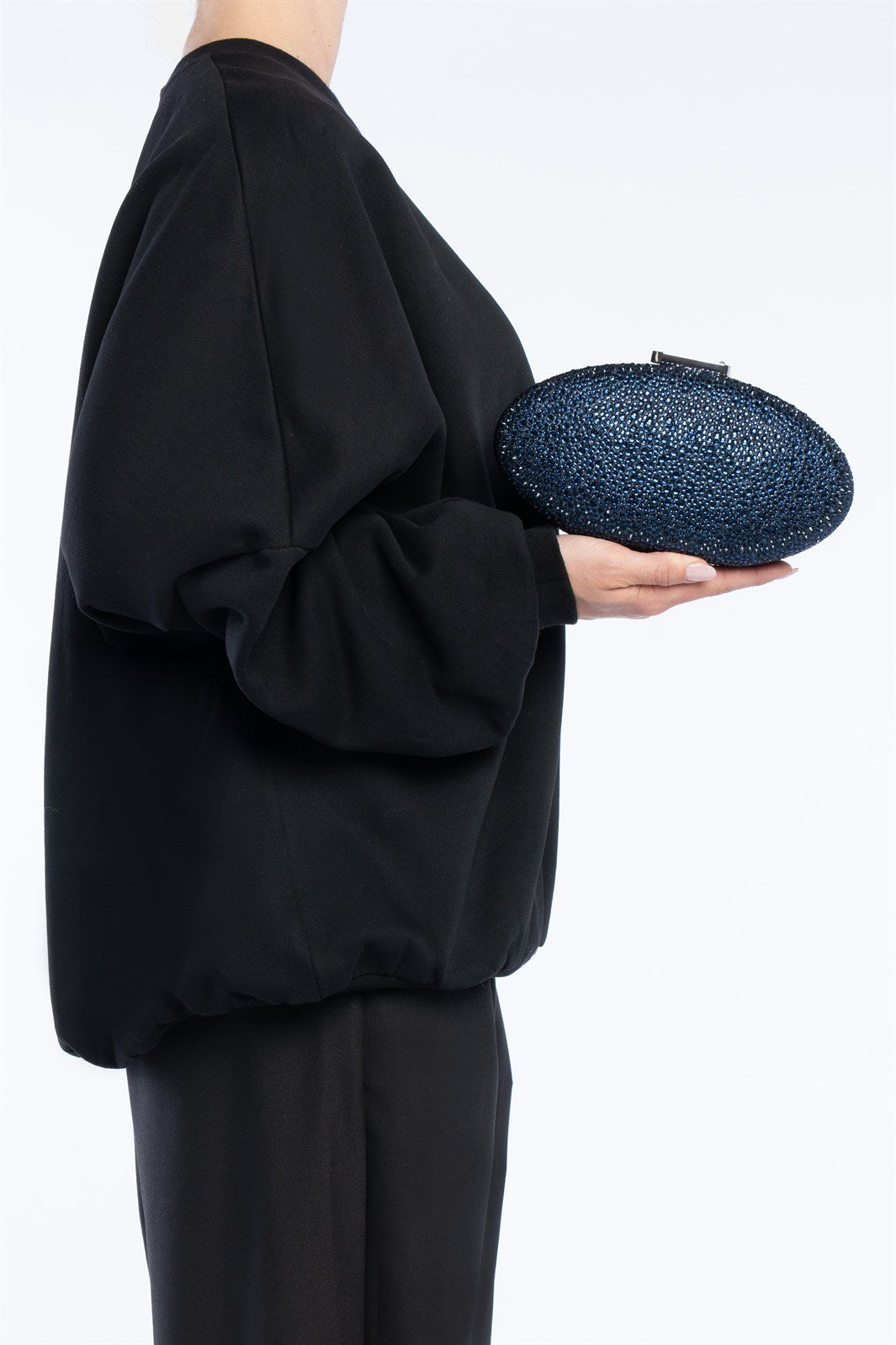 Indare – clutch blu | TWENTYFOURHAITCH – indossata dalla modella