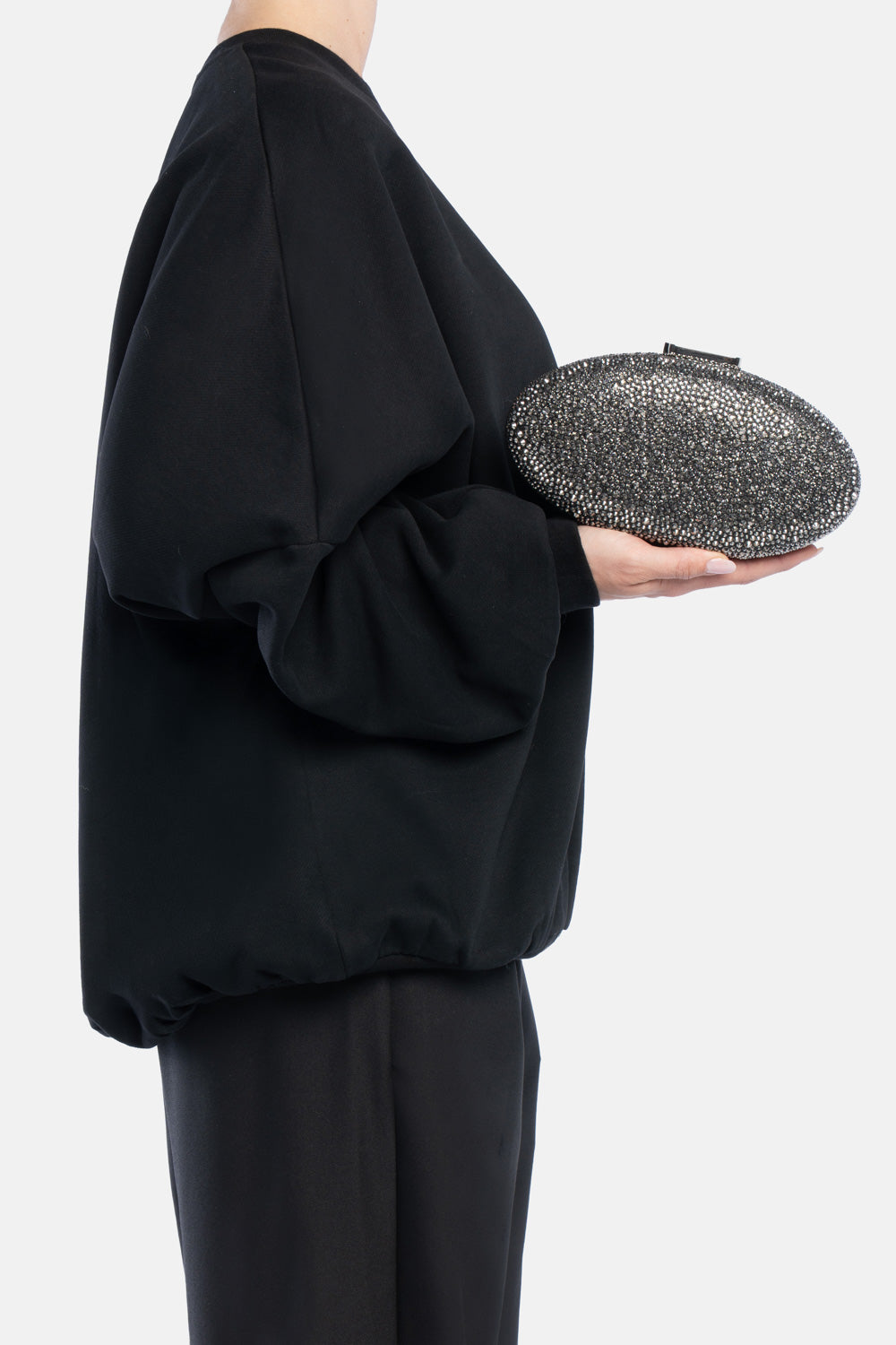 Clutch indare nera-ematite, portata a mano dalla modella. TWENTYFOURHAITCH.