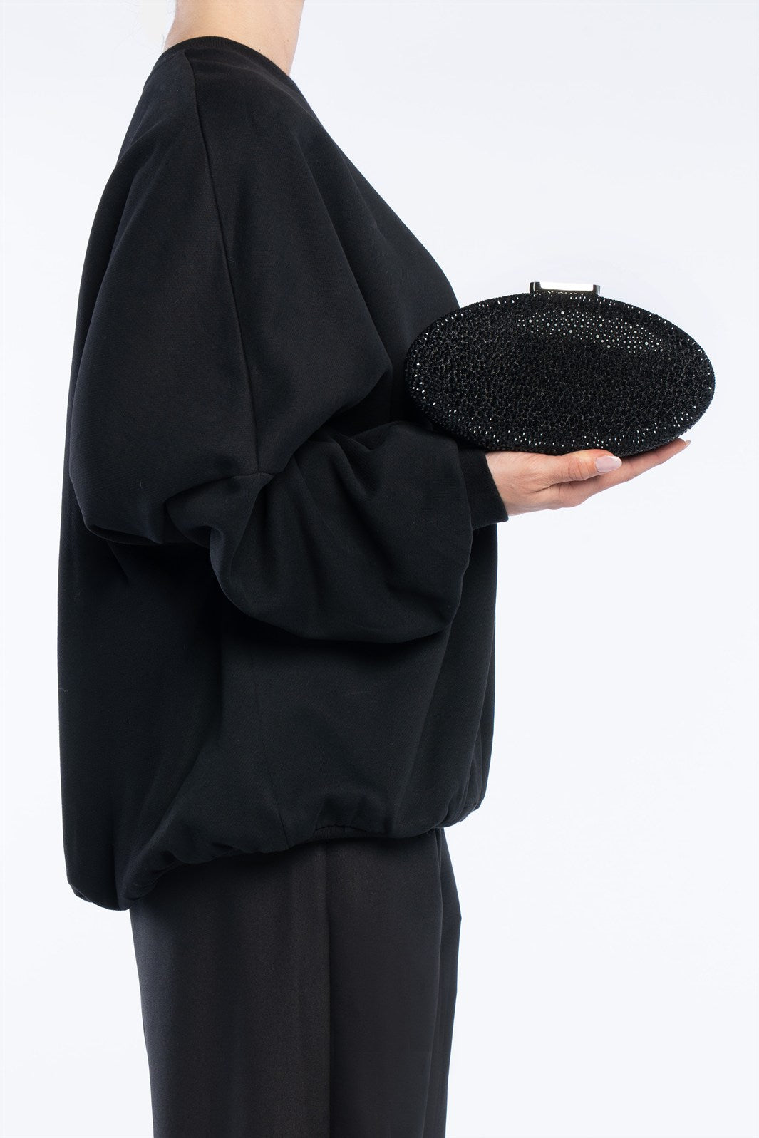 Indare – clutch nera | TWENTYFOURHAITCH – indossata dalla modella