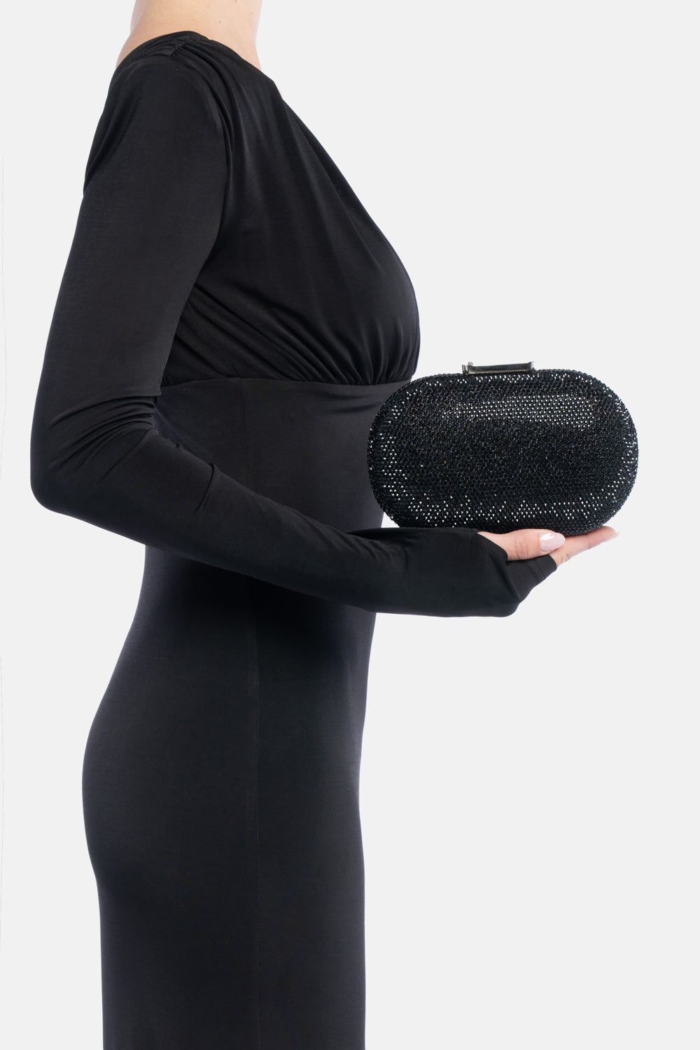 Clutch isidora nera, portata a mano dalla modella. TWENTYFOURHAITCH.