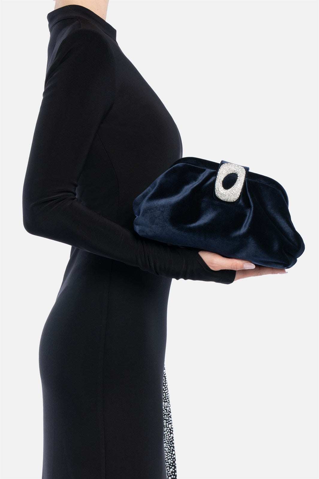 Kyreth – clutch blu | TWENTYFOURHAITCH – indossata dalla modella