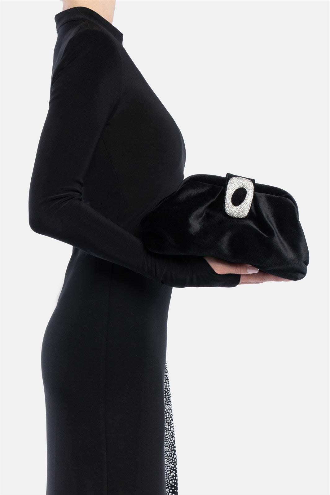 Kyreth – clutch nera | TWENTYFOURHAITCH – indossata dalla modella