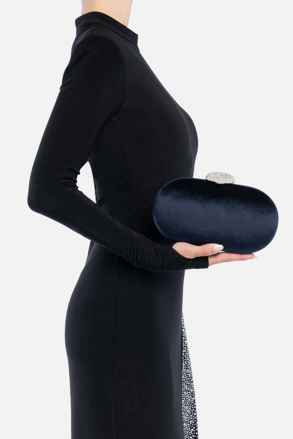 Clutch milure blu, portata a mano dalla modella. TWENTYFOURHAITCH.