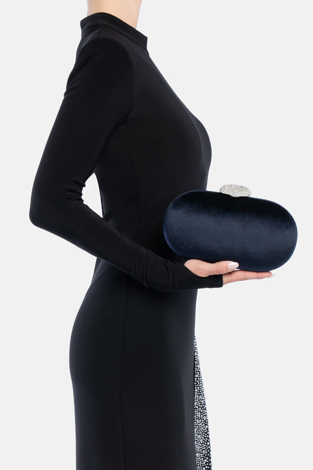 Milure – clutch blu | TWENTYFOURHAITCH – indossata dalla modella