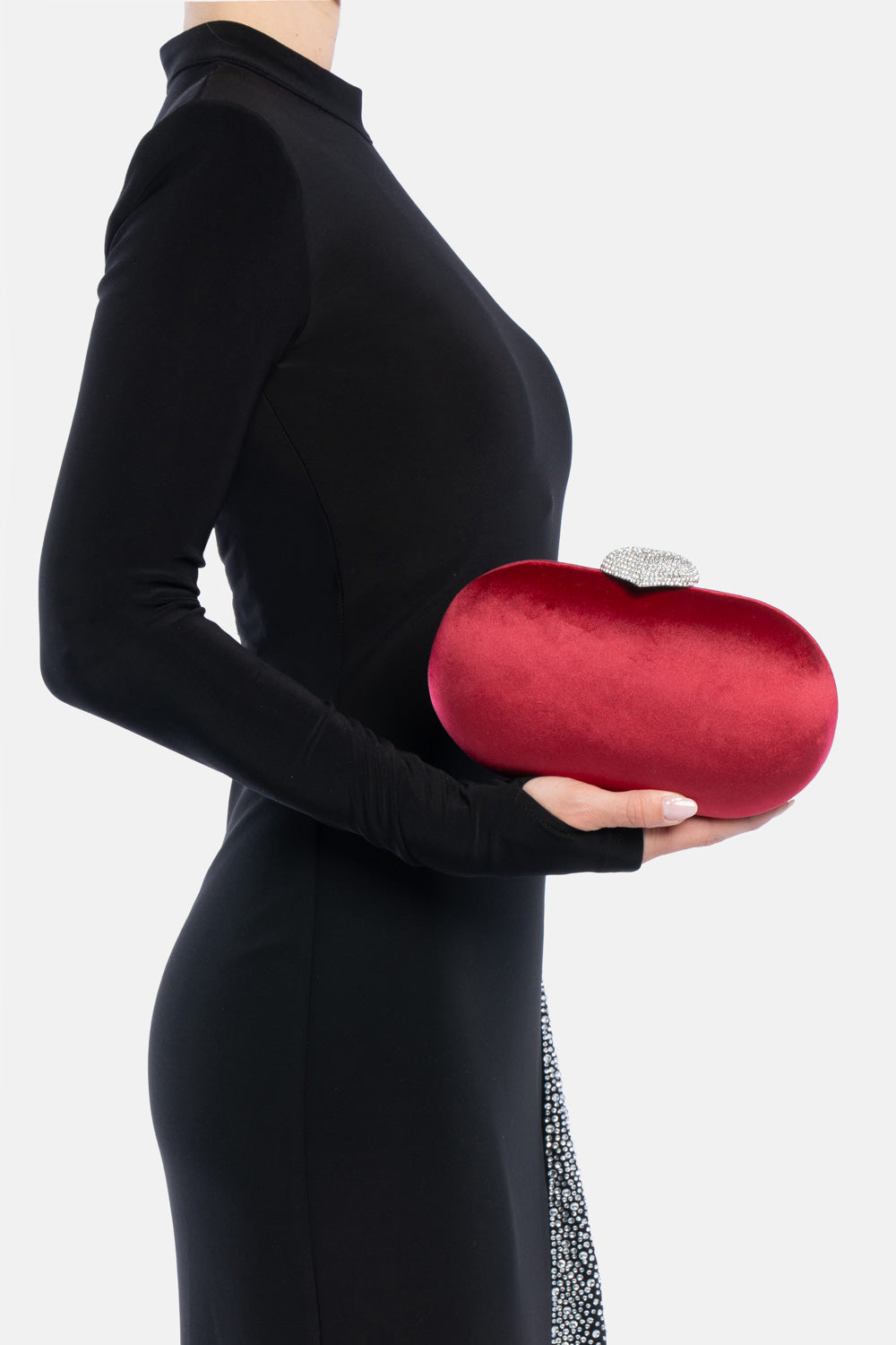 Clutch milure bordeaux, portata a mano dalla modella. TWENTYFOURHAITCH.