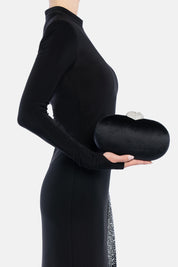 Clutch milure nera, portata a mano dalla modella. TWENTYFOURHAITCH.