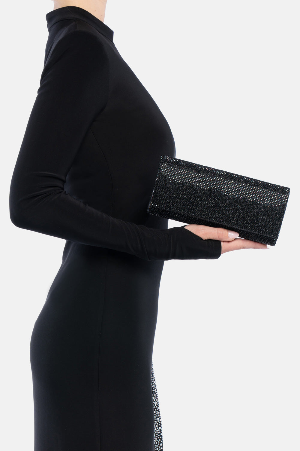 Clutch nera french 75, portata a mano dalla modella. TWENTYFOURHAITCH.
