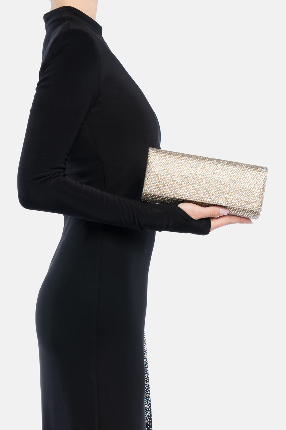 Clutch oro french 75, portata a mano dalla modella. TWENTYFOURHAITCH.