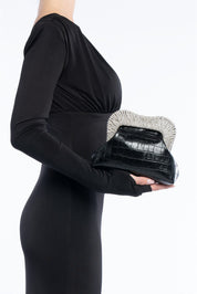 Tyrene – clutch nera | TWENTYFOURHAITCH – indossata dalla modella