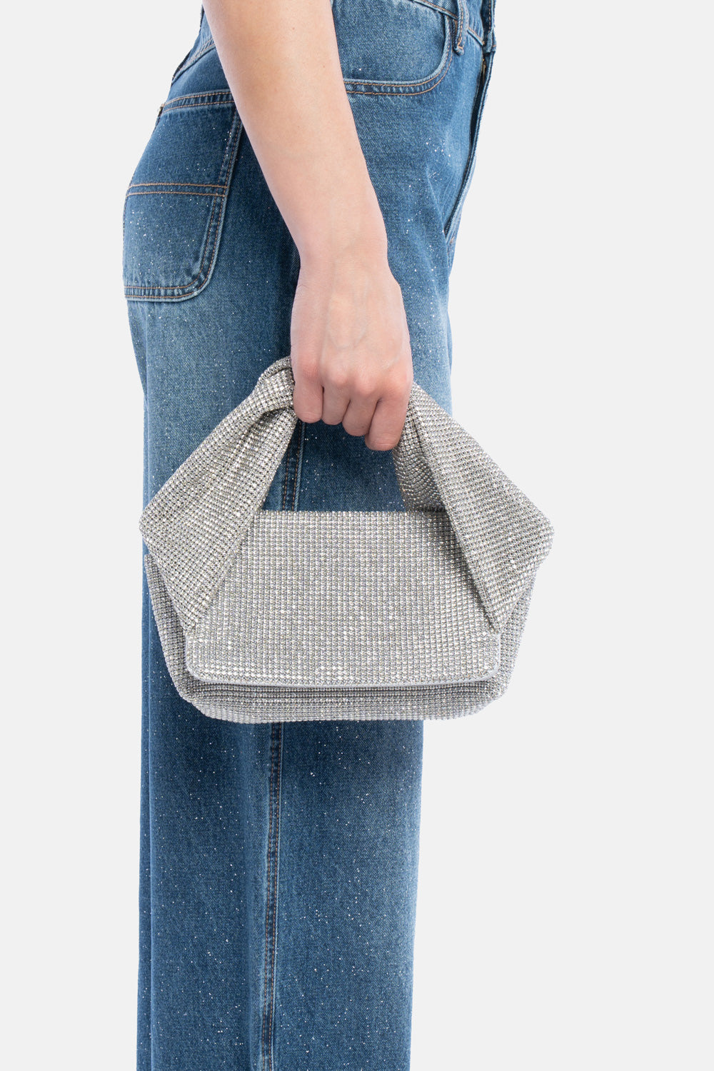Handbag yllure argento, portata a mano dalla modella. TWENTYFOURHAITCH.
