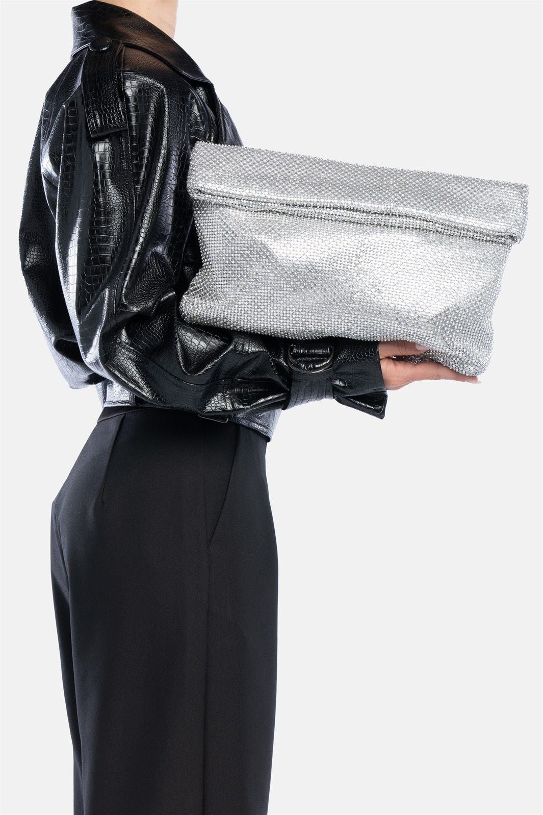 Dunham – maxi pouch metal argento | TWENTYFOURHAITCH – indossata dalla modella