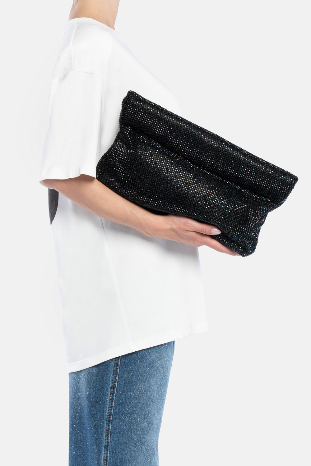 Maxi pouch dunham nera, portata a mano dalla modella. TWENTYFOURHAITCH.