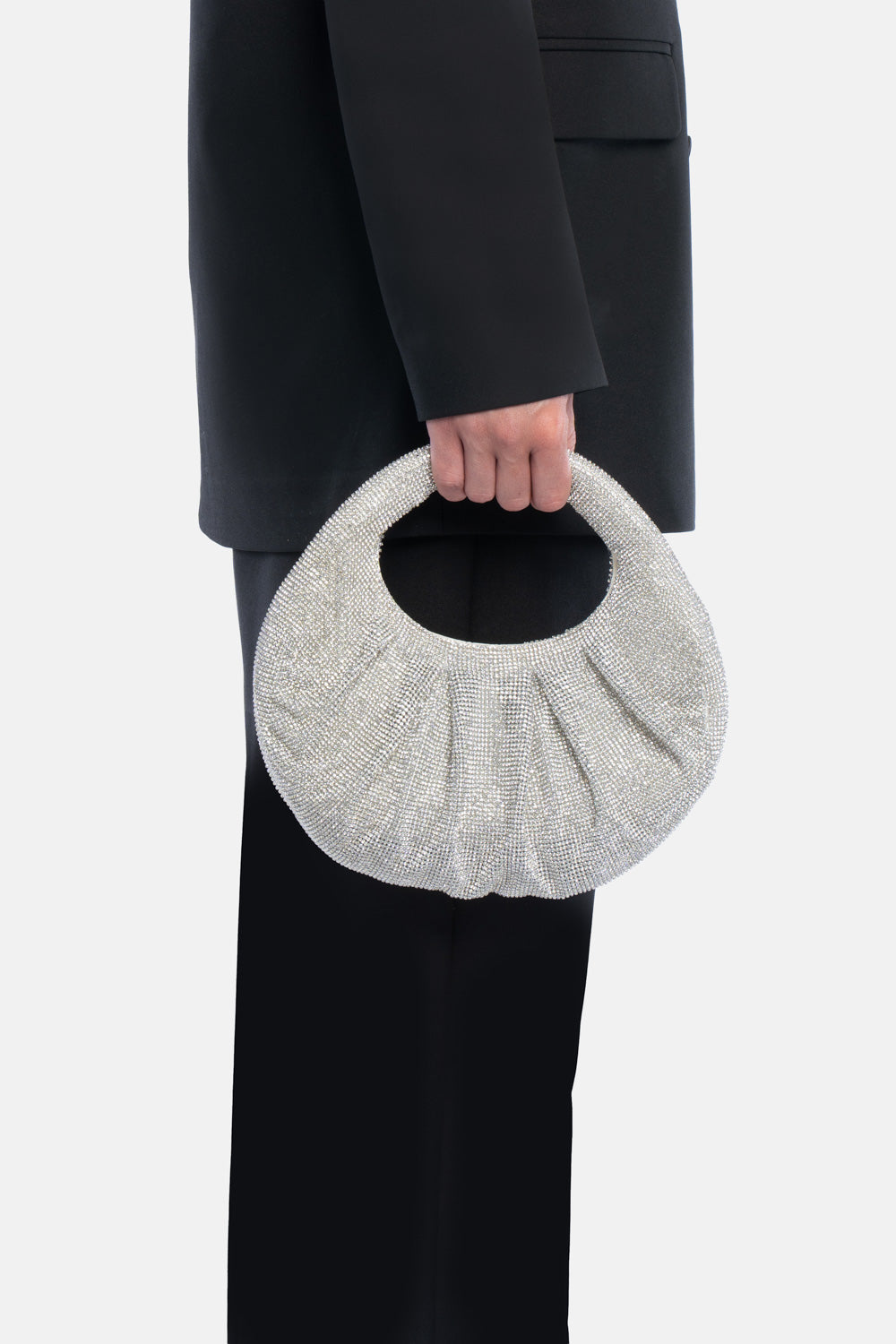 Mini handbag joan argento, portata a mano dalla modella. TWENTYFOURHAITCH.