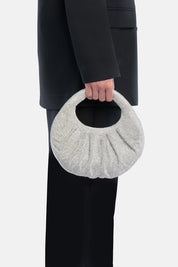 Mini handbag joan argento, portata a mano dalla modella. TWENTYFOURHAITCH.