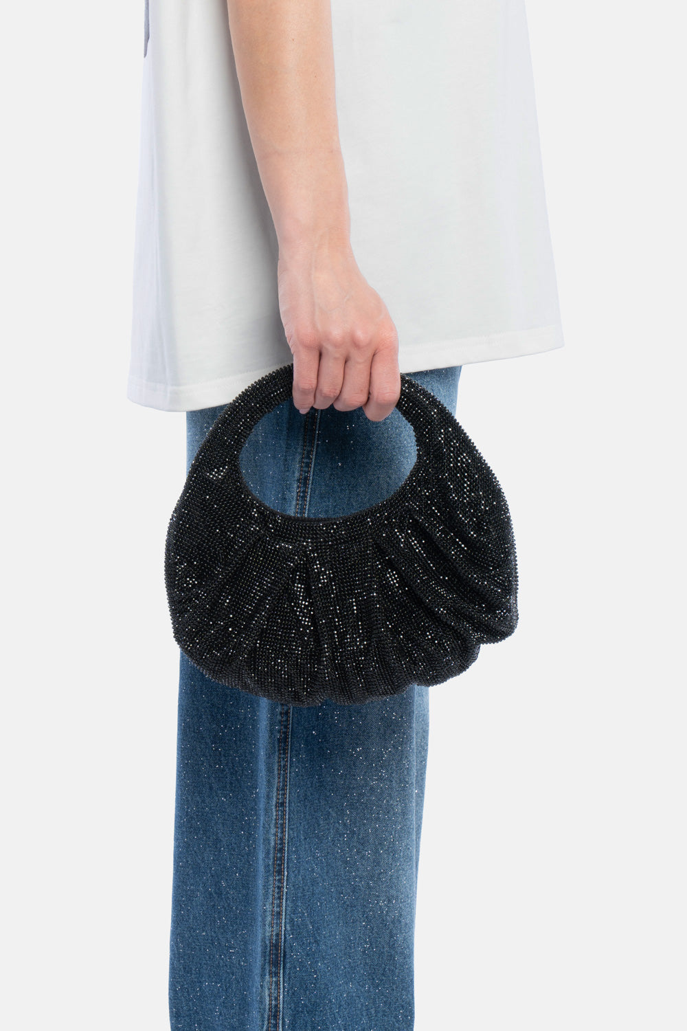 Mini handbag joan nera, portata a mano dalla modella. TWENTYFOURHAITCH.