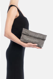 Mini pochette varadero grigia, portata a mano dalla modella. TWENTYFOURHAITCH.