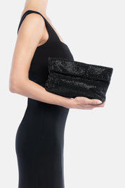 Mini pochette varadero nera, portata a mano dalla modella. TWENTYFOURHAITCH.