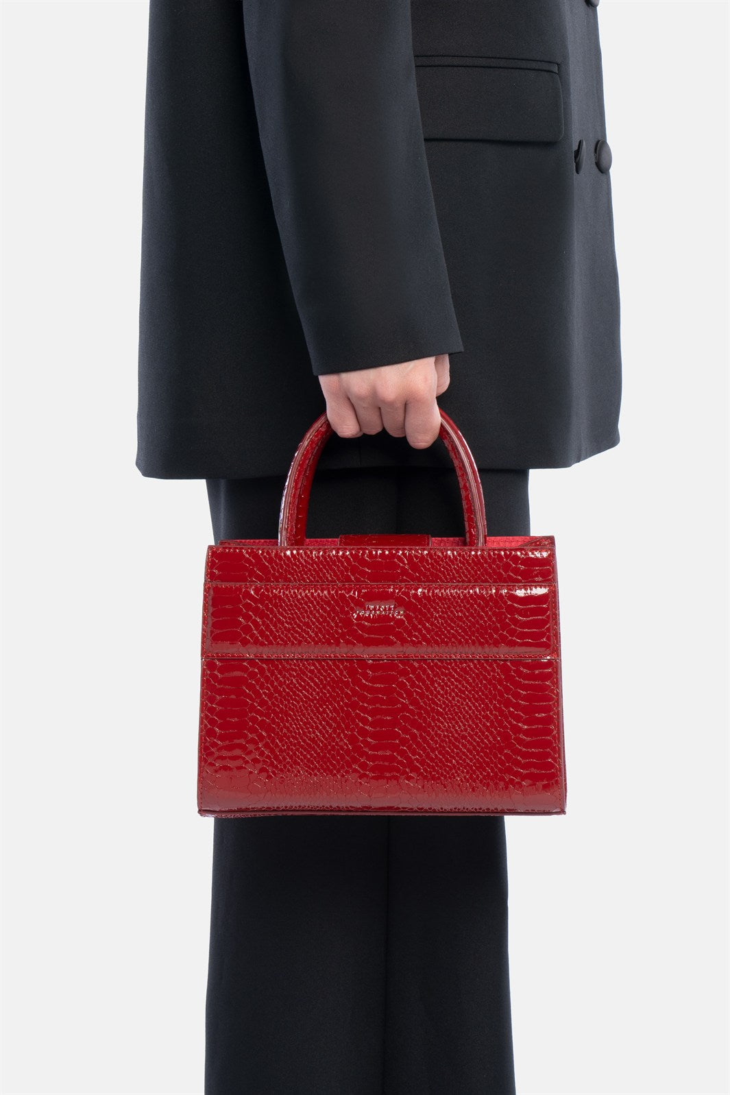 Serane – mini tote bag rossa pitonata | TWENTYFOURHAITCH – indossata dalla modella