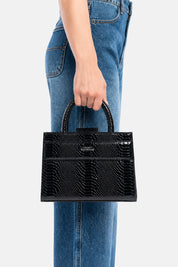 Serane – mini tote bag nera pitonata | TWENTYFOURHAITCH – indossata dalla modella