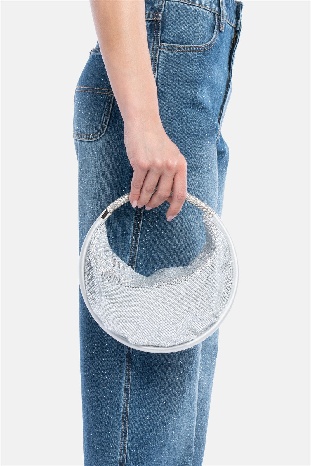Moon Bag – handbag argento | TWENTYFOURHAITCH – indossata dalla modella
