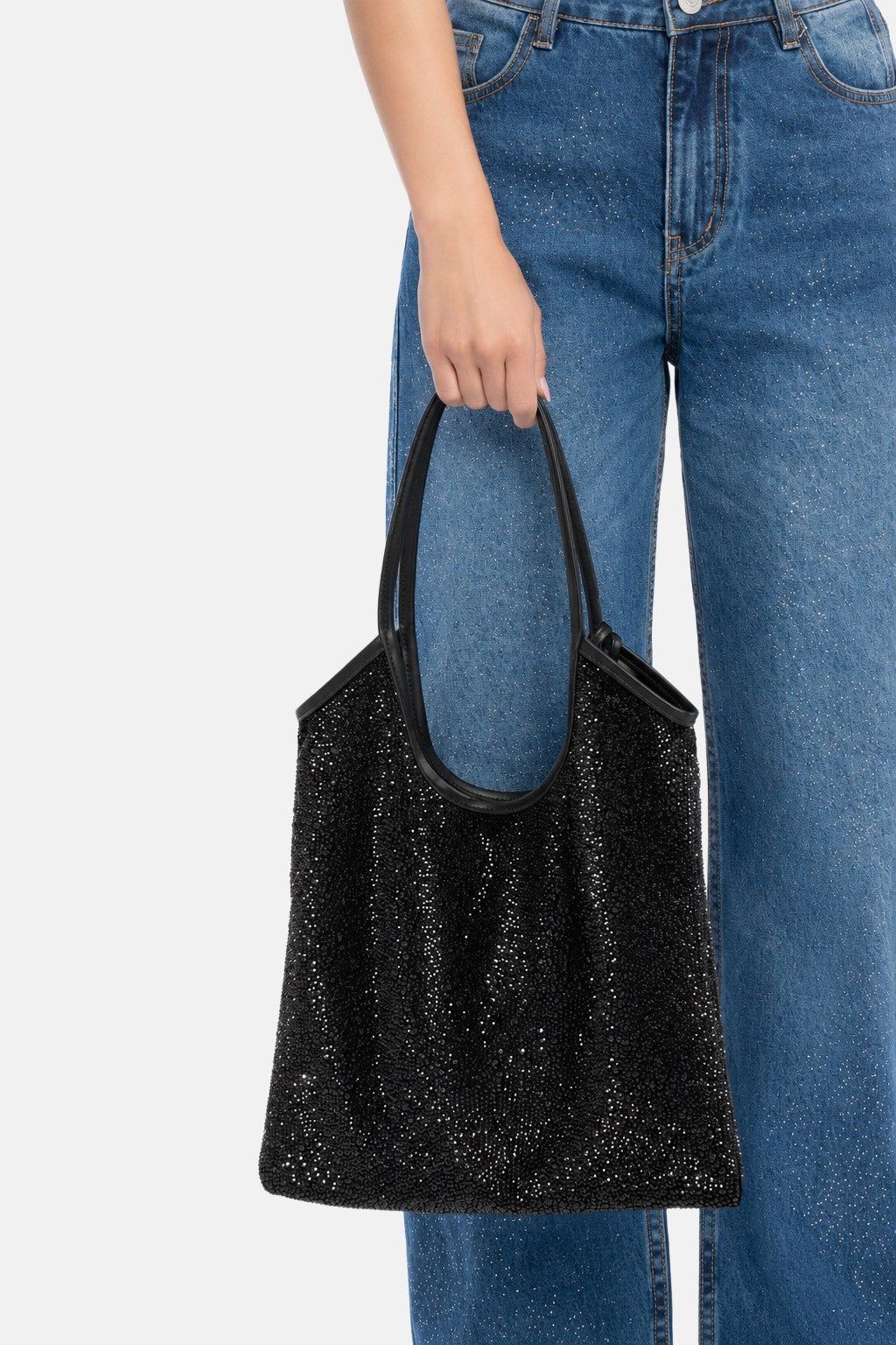 Nela – maxi bag nera | TWENTYFOURHAITCH – indossata dalla modella