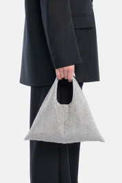 Parks handbag argento, portata a mano dalla modella. TWENTYFOURHAITCH.