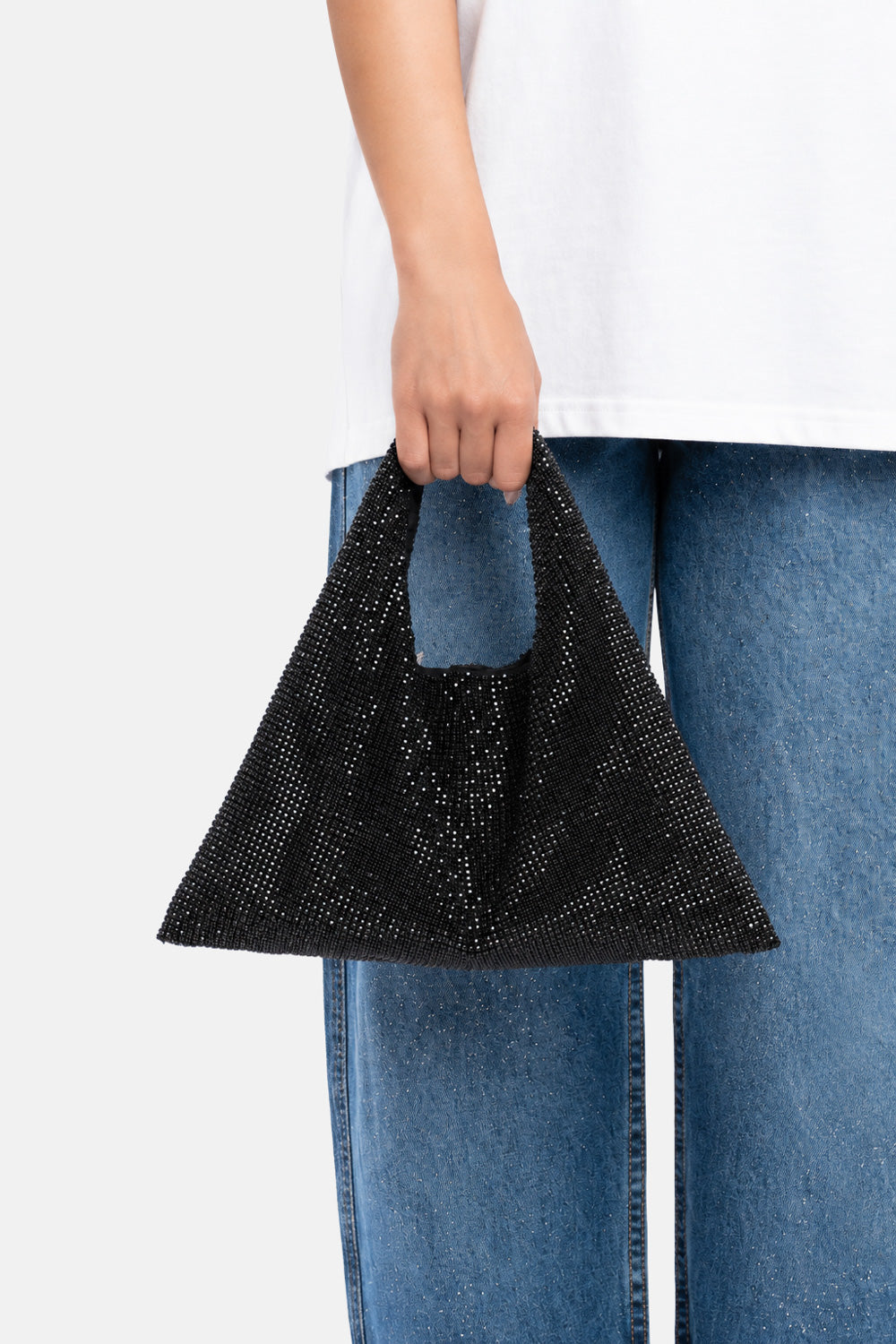 Parks handbag nera, portata a mano dalla modella. TWENTYFOURHAITCH.
