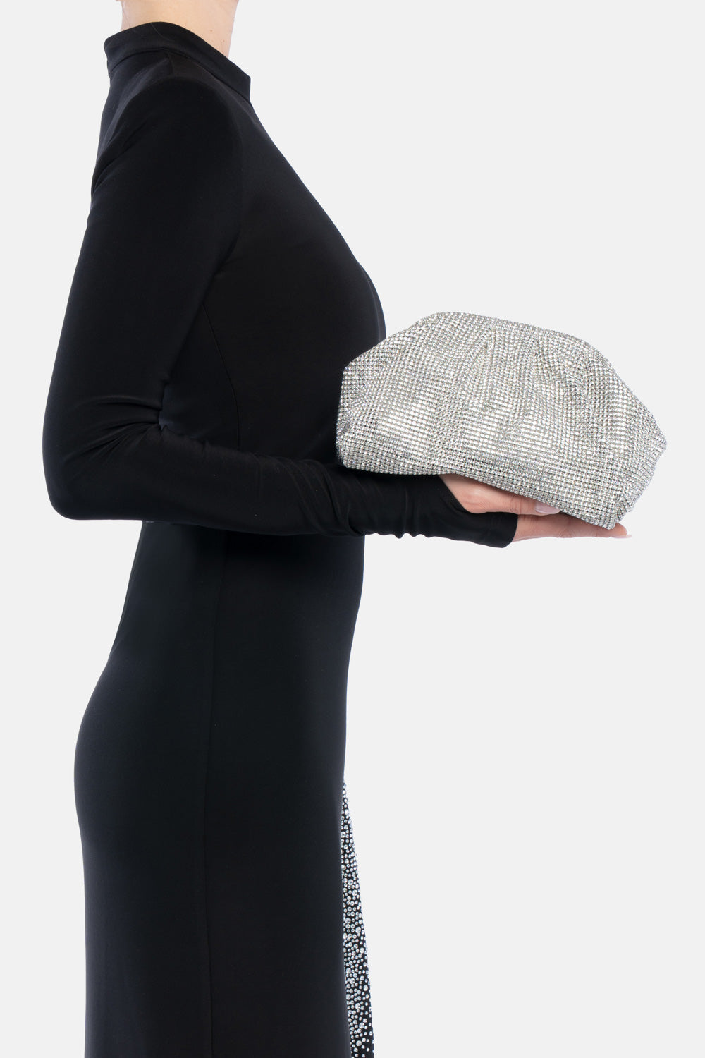Petra pouch bag argento, portata a mano dalla modella. TWENTYFOURHAITCH.
