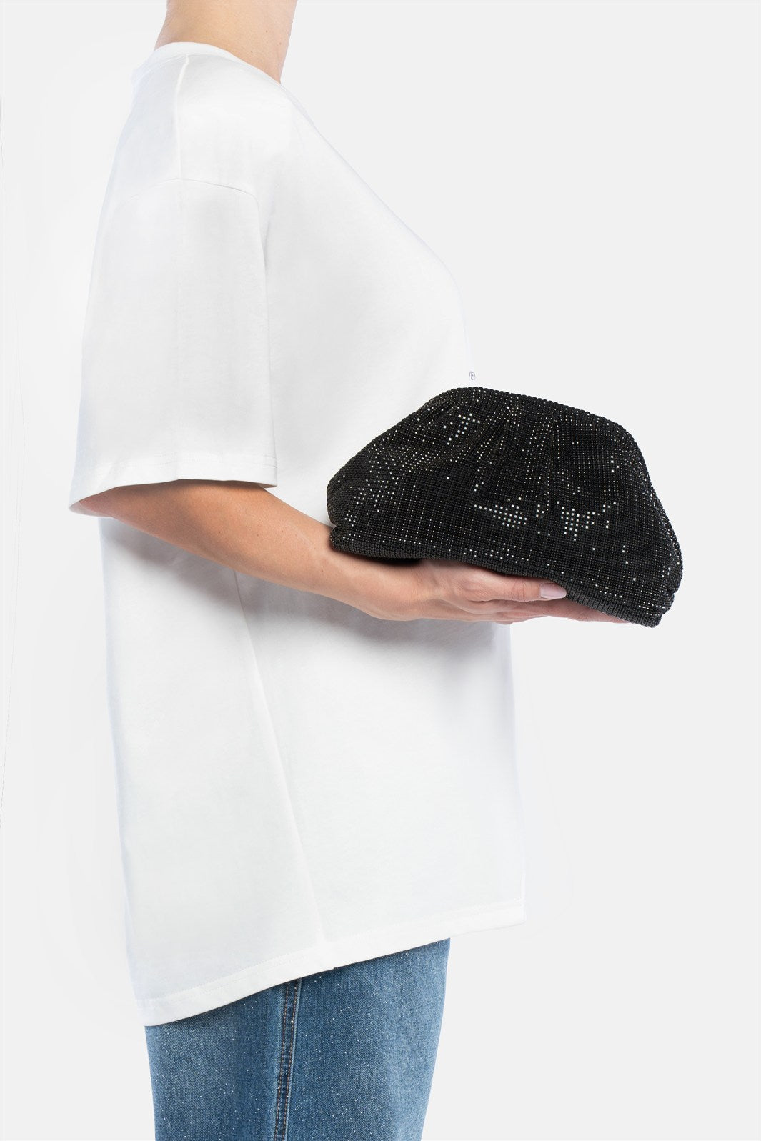 Petra – pouch bag nera | TWENTYFOURHAITCH – indossata dalla modella