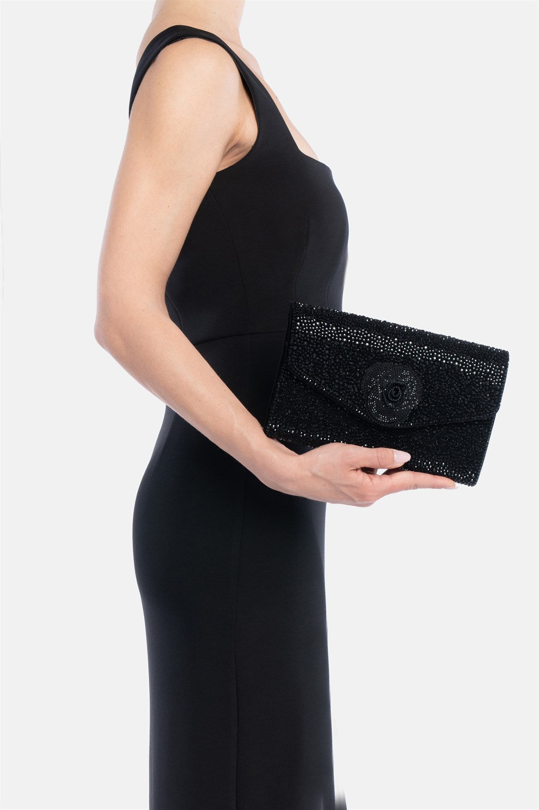 Asilea – pochette nera | TWENTYFOURHAITCH – indossata dalla modella