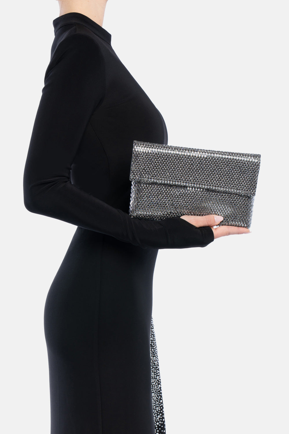 Pochette heliens jowels nera, portata a mano dalla modella. TWENTYFOURHAITCH.