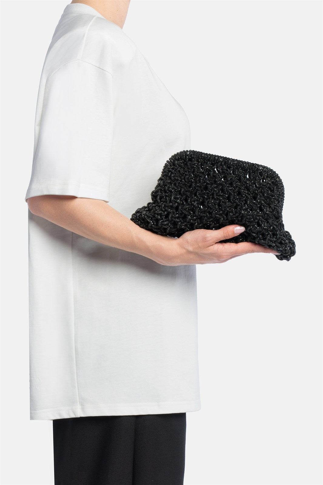 Kaira – pochette nera | TWENTYFOURHAITCH – indossata dalla modella