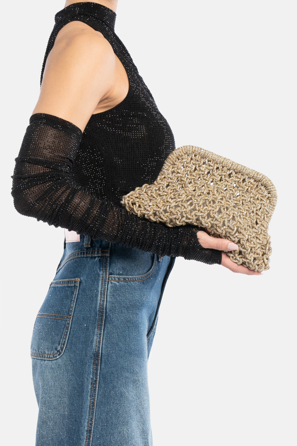 Pochette kaira oro, portata a mano dalla modella. TWENTYFOURHAITCH.