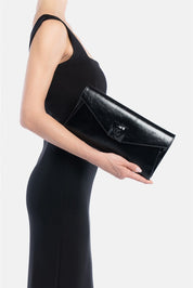 Larken – pochette nera in vernice | TWENTYFOURHAITCH – indossata dalla modella