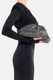 Mirach – pochette nera e grigia | TWENTYFOURHAITCH – indossata dalla modella