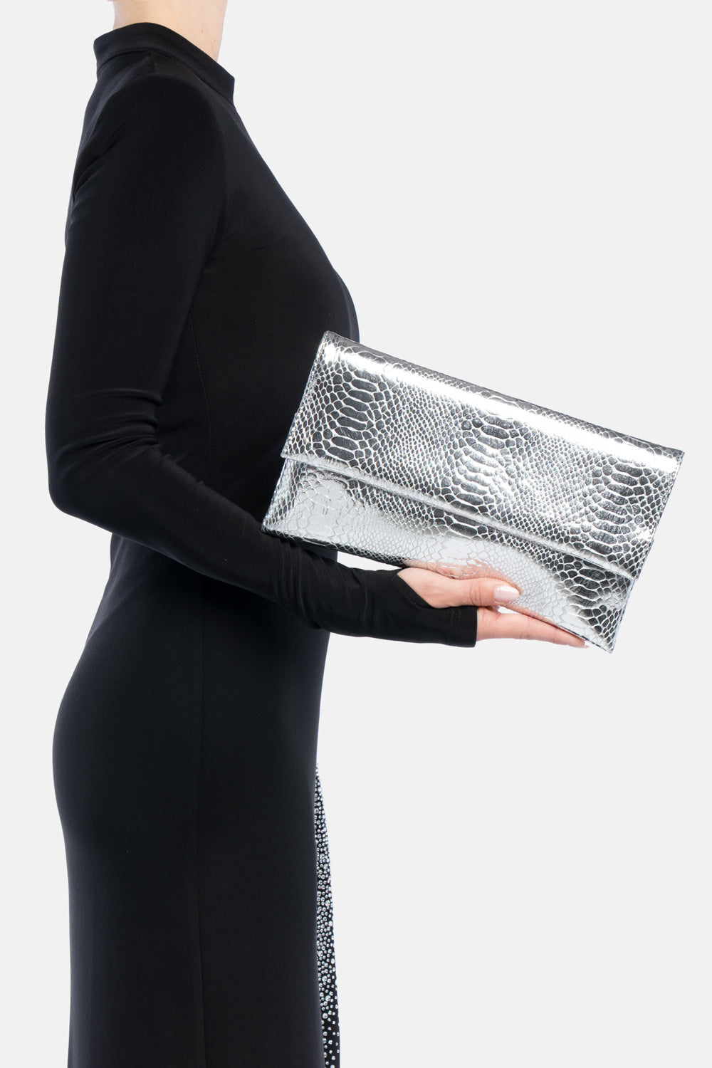 Pochette nireya argento, portata a mano dalla modella. TWENTYFOURHAITCH.